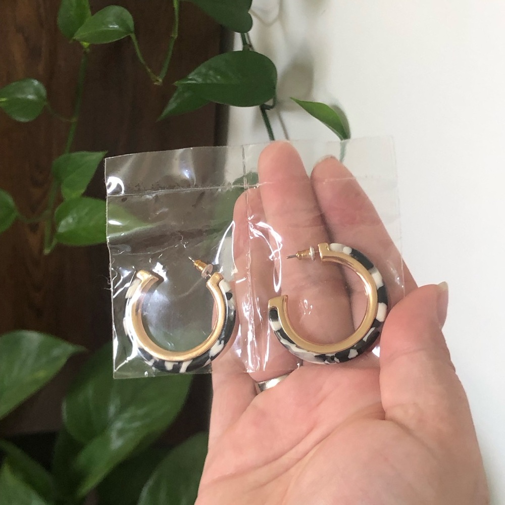 NIB Vintage Avon Gold-Tone Black & White Tortoiseshell Resin Hoop Earrings